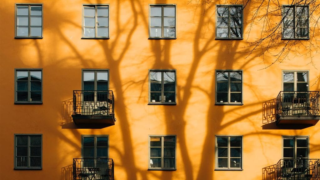 Dekorativ bild på ett gult hus med