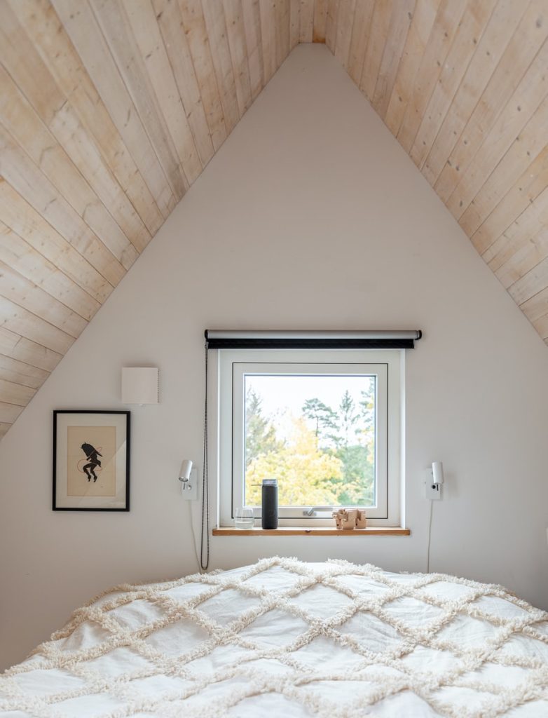 Vitt rum på vinden i ett hus